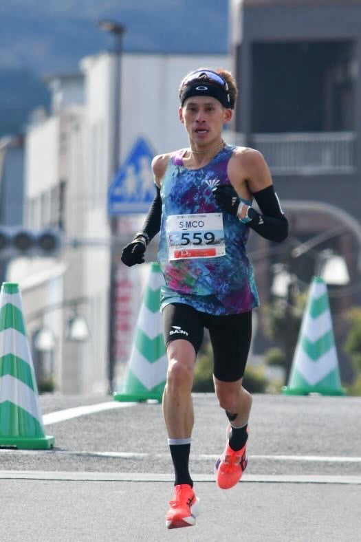 マラソン大会でSA1NTコンプレッションタイツを着用して走るプロランナー｜筋肉振動抑制と疲労軽減効果を実感